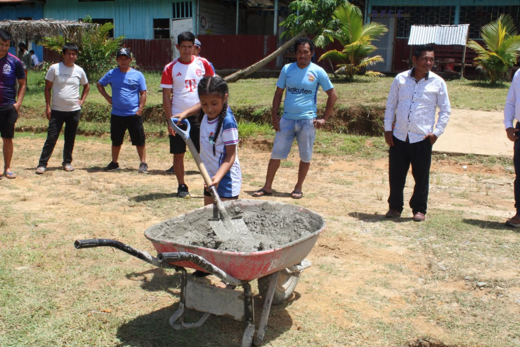 Entrar a una escuela en San Martín siempre me provoca algo difícil de explicar. No miro primero las paredes ni los techos, miro a los niños; en sus ojos se lee la urgencia de la educación que merecen: una que esté a la altura de sus sueños y que no les ponga límites a su futuro.